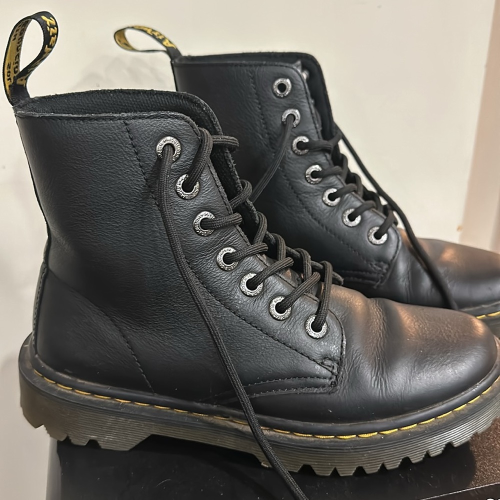 Doc Martens like new 1460 lace up boot